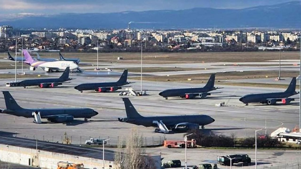 Pesawat tanker KC-135 AS di Sofia, Bulgaria.