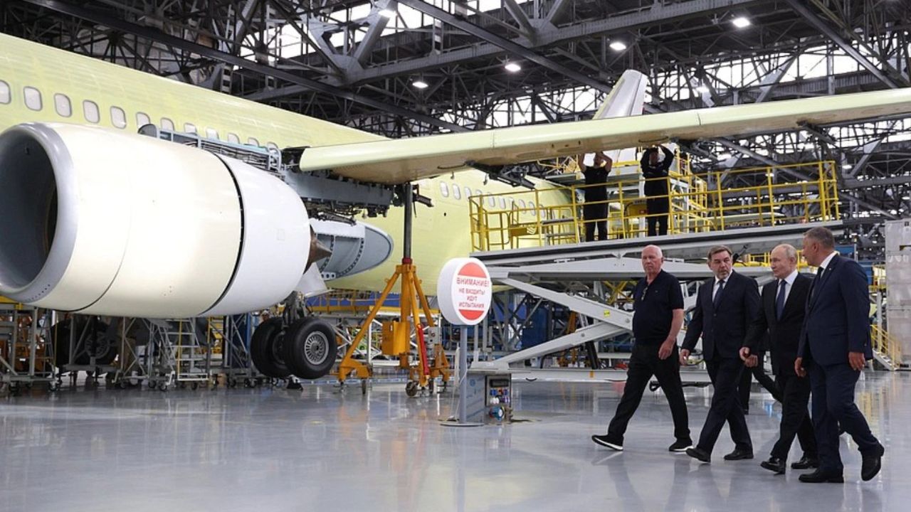 Presiden Putin kunjungi fasilitas produksi pesawat MC-21