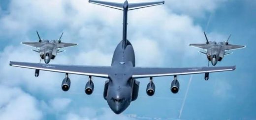 Tanker YY-20 mengisi bahan bakar di udara ke J-20