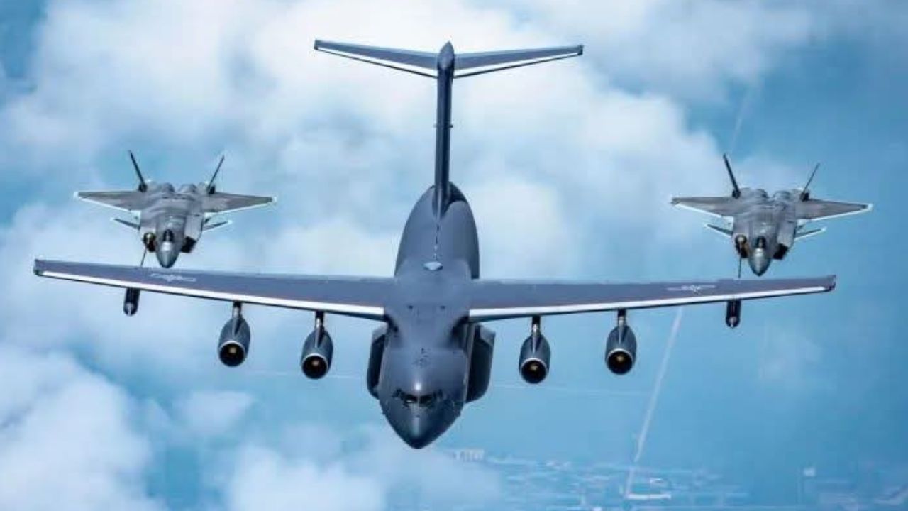 Tanker YY-20 mengisi bahan bakar di udara ke J-20