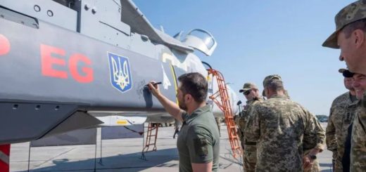 Zelensky membubuhkan tanda tangan pada rudal SCALP EG