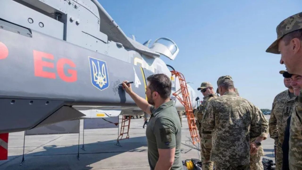 Zelensky membubuhkan tanda tangan pada rudal SCALP EG