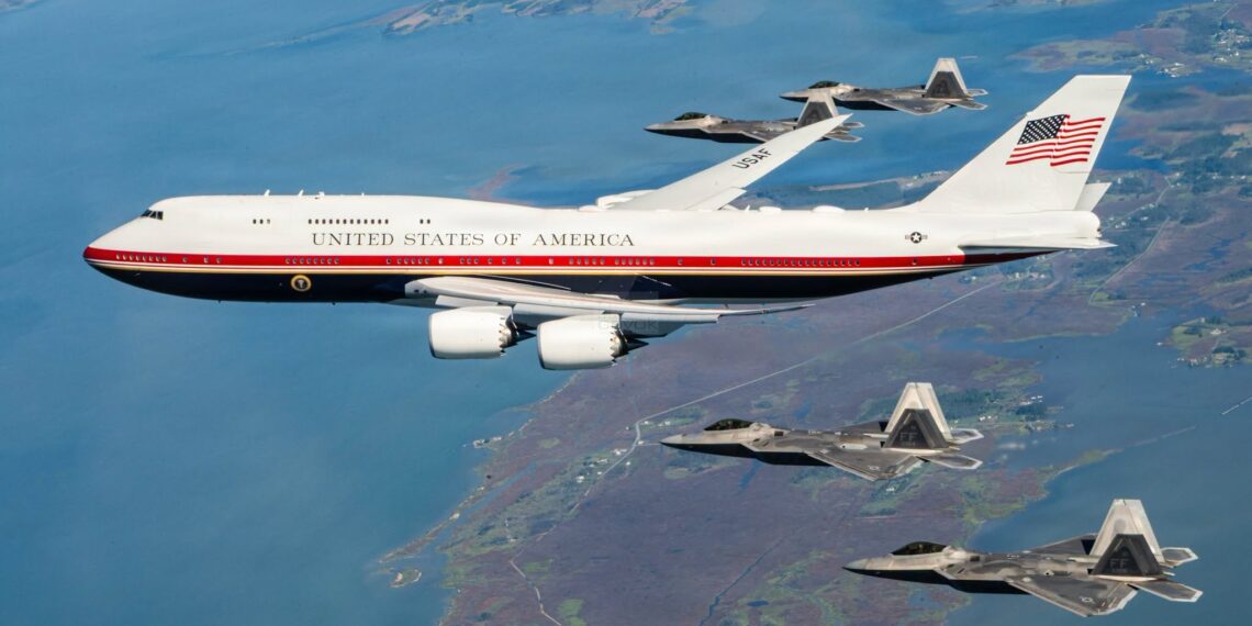 Air Force One dikawal 4 F-22