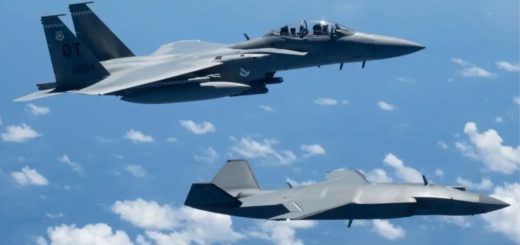 jet tempur F-15EX dan drone MQ-28 Ghost Bat terbang di atas Filipina