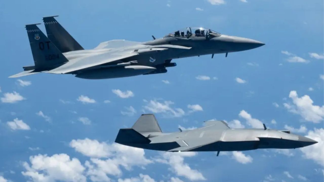 jet tempur F-15EX dan drone MQ-28 Ghost Bat terbang di atas Filipina