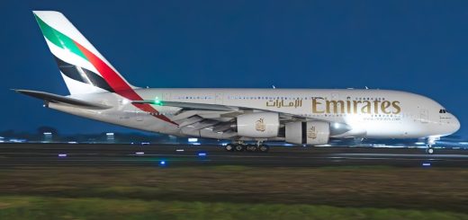 A380 Emirates mendarat di CGK.