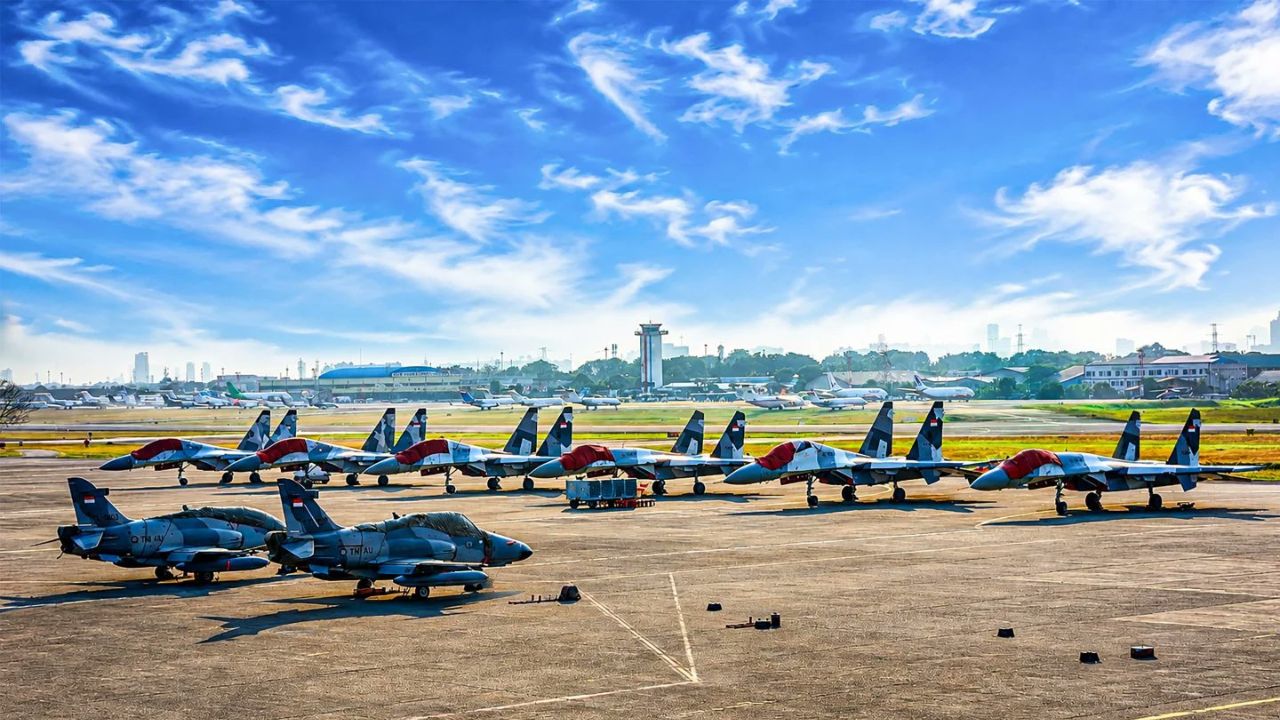Enam jet tempur Sukhoi Flanker di Lanud Halim Perdanakusuma, Meriahkan HUT ke-81 RI.