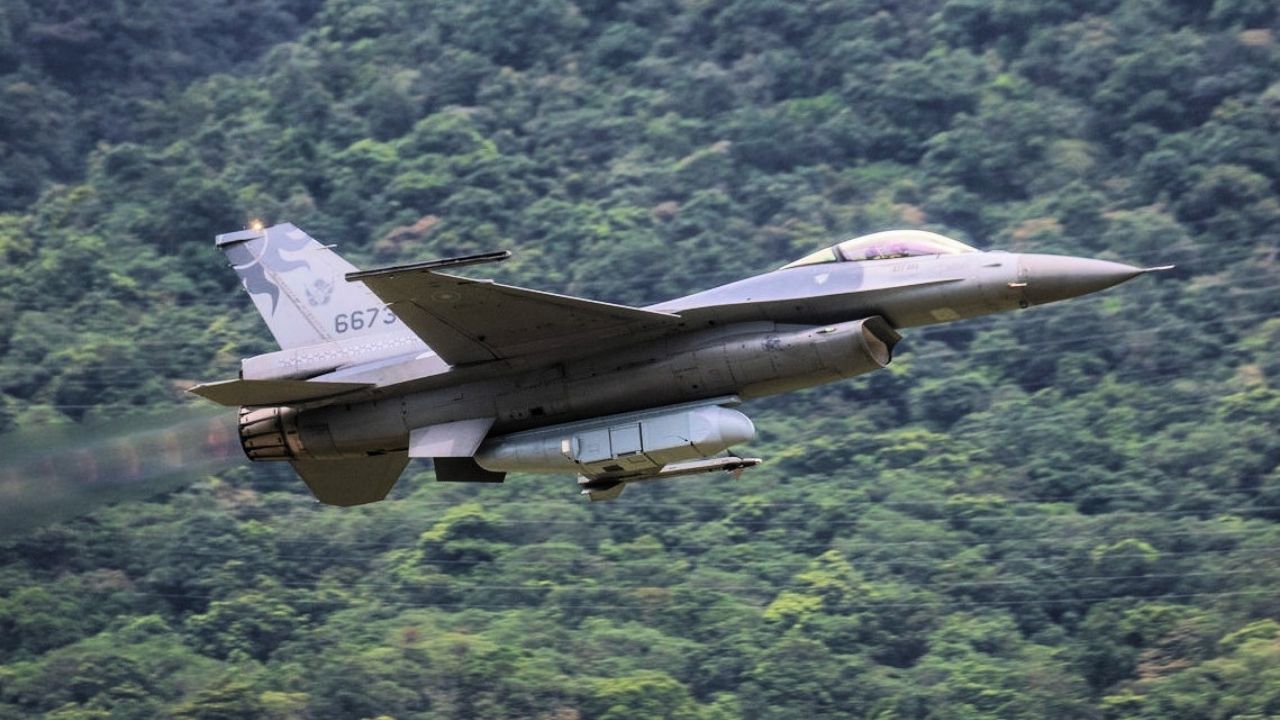Jet tempur F-16 Taiwan membawa pod pengintai MS-110