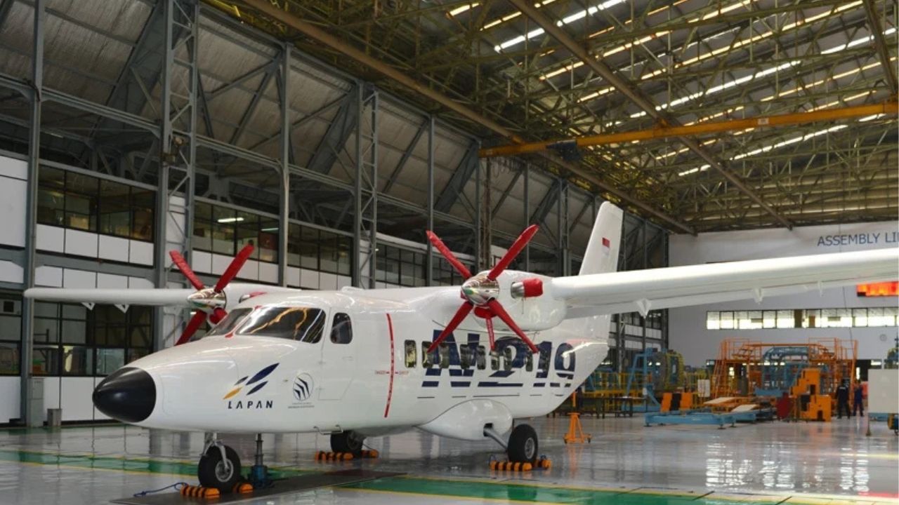 Pesawat N219 Nurtanio di hanggar PTDI di Bandung