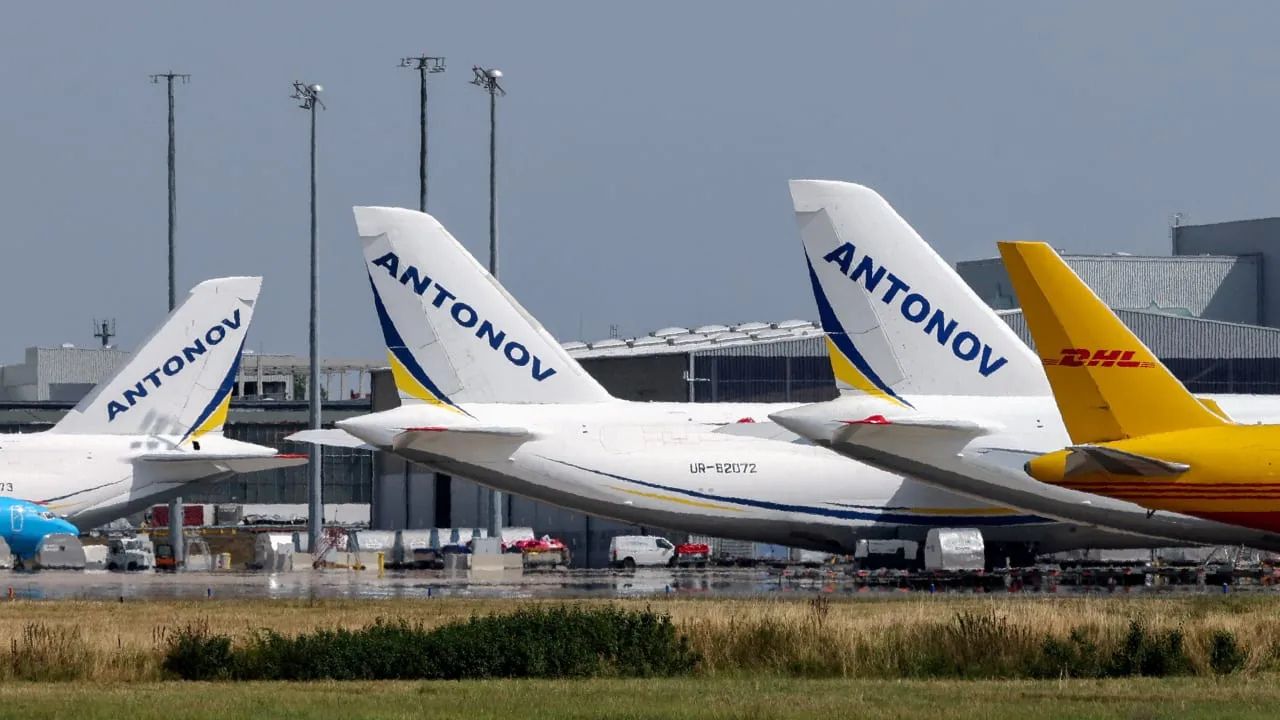 Pesawat-pesawat Antonov Airlines di Bandara Leipzig Jerman