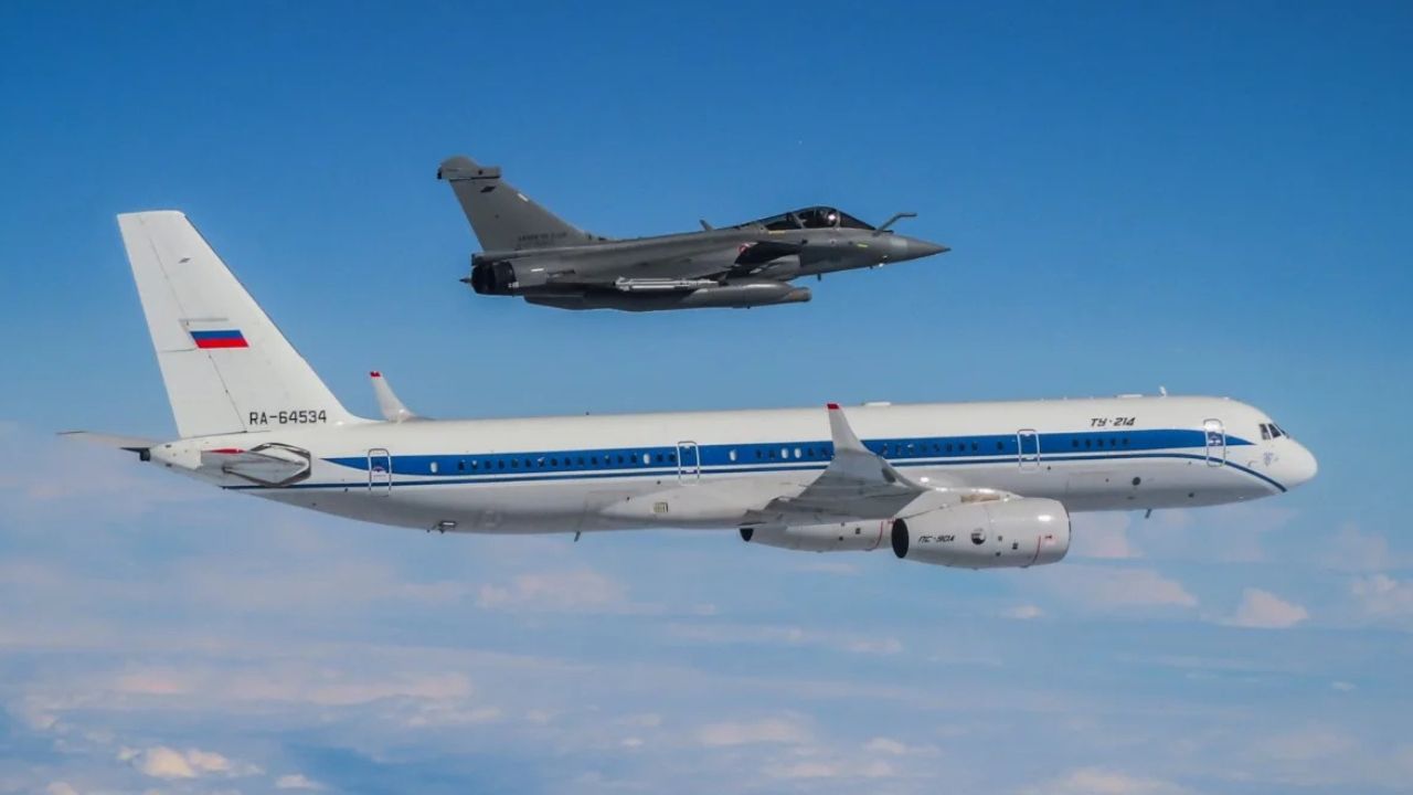 Rafale Prancis cegat Tu-214PU FSB Rusia di atas Laut Baltik