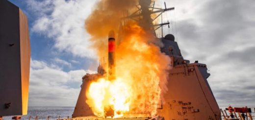 Rudal Tomahawk diluncurkan dari kapal perang Australia