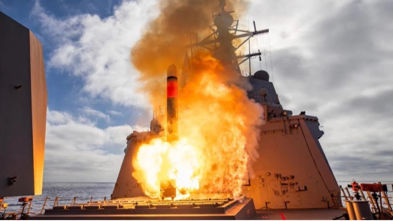 Rudal Tomahawk diluncurkan dari kapal perang Australia
