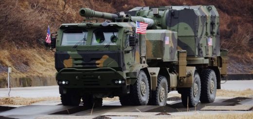 Sistem artileri swagerak beroda ban K9MH dari Korea Selatan.