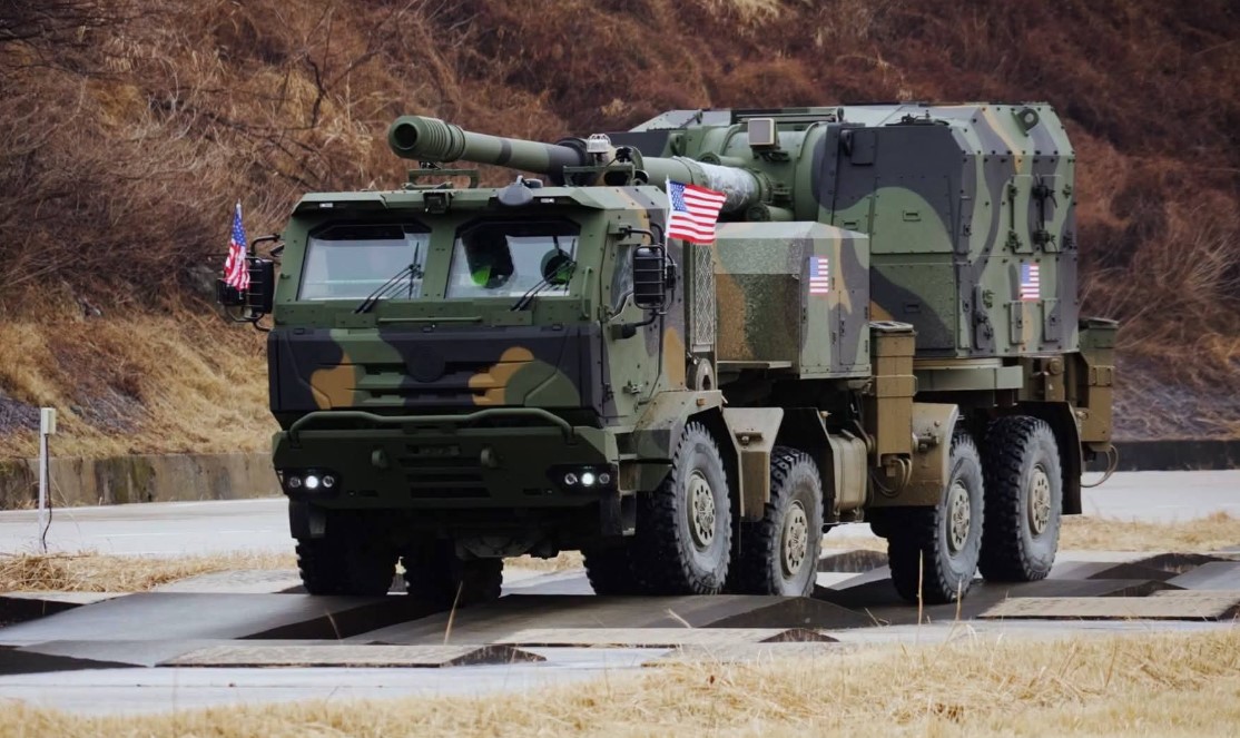 Sistem artileri swagerak beroda ban K9MH dari Korea Selatan.