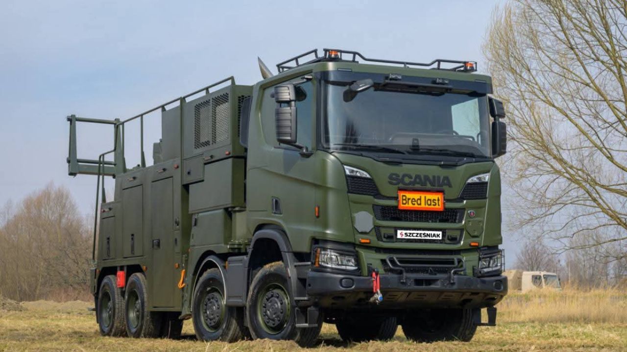 Truk derek berbasis Scania yang dibuat oleh Polandia