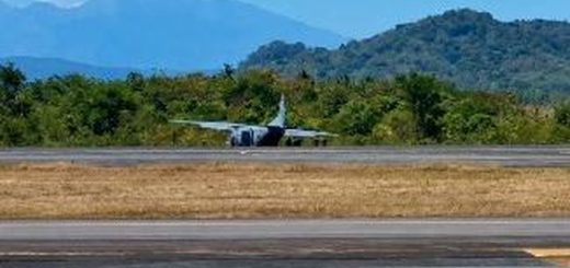 NC212 TNI AL tergelincir di Makassar