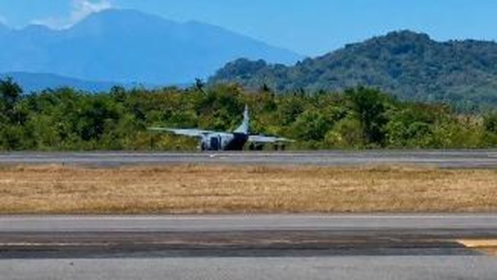NC212 TNI AL tergelincir di Makassar