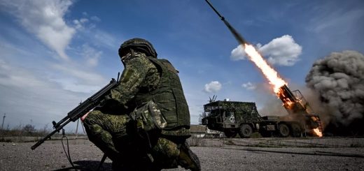 Brigade Artileri Rusia dengan serangan BM-27 Uragan MLRS.