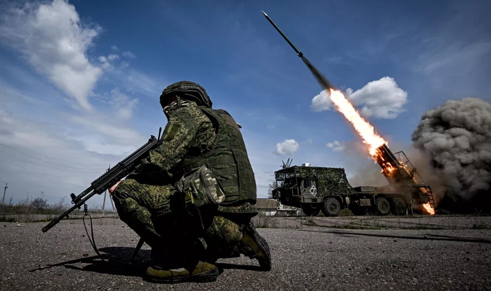Brigade Artileri Rusia dengan serangan BM-27 Uragan MLRS.