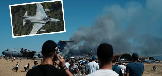 F-4 Phantom II Yunani jatuh saat pertunjukan udara