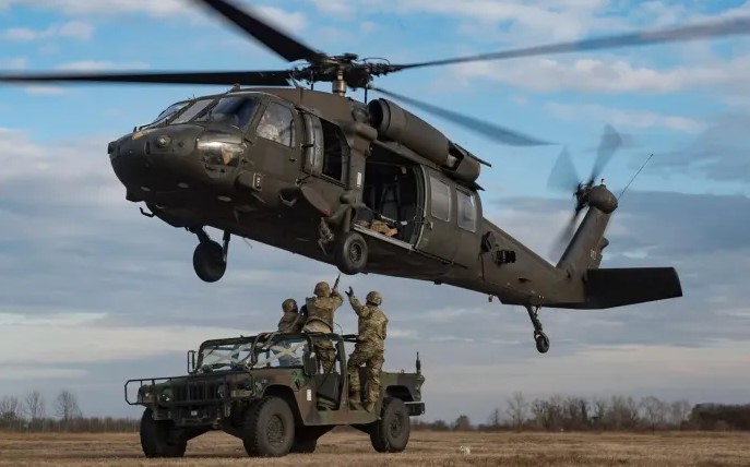 Helikopter UH-60L Black Hawk