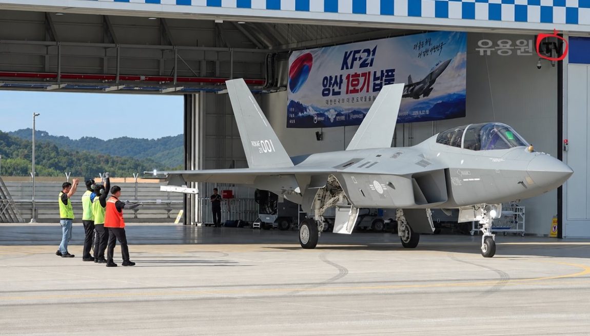 Jet KF-21 Boramae seri produksi pertama dikirimkan ke ROKAF
