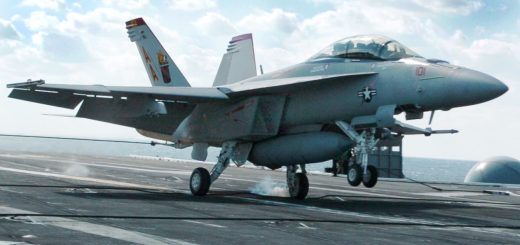 Jet tempur Super Hornet mendarat di kapal induk US Navy