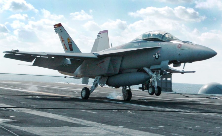 Jet tempur Super Hornet mendarat di kapal induk US Navy