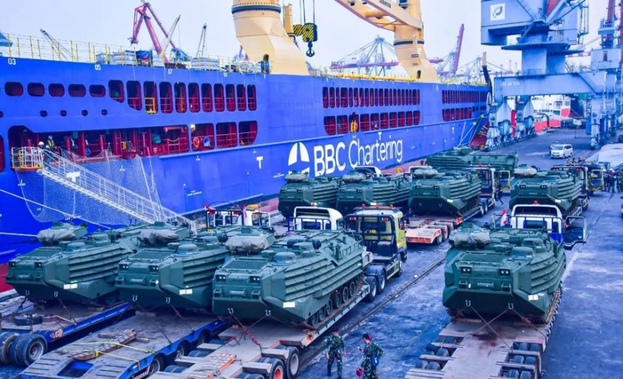 Kendaraan tempur amfibi AAV untuk Korps Marinir tiba di Jakarta