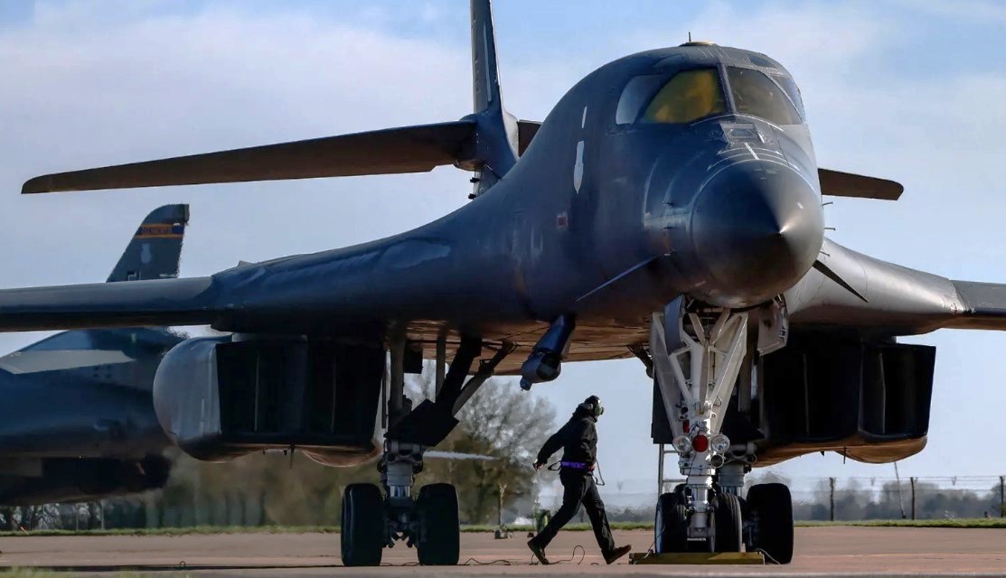 Pengebom B-1B Lancer AS di RAF Fairford Inggris