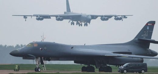 Pengebom B-1B Lancer dan B-52H Superfortress USAF di RAF Fairford Inggris