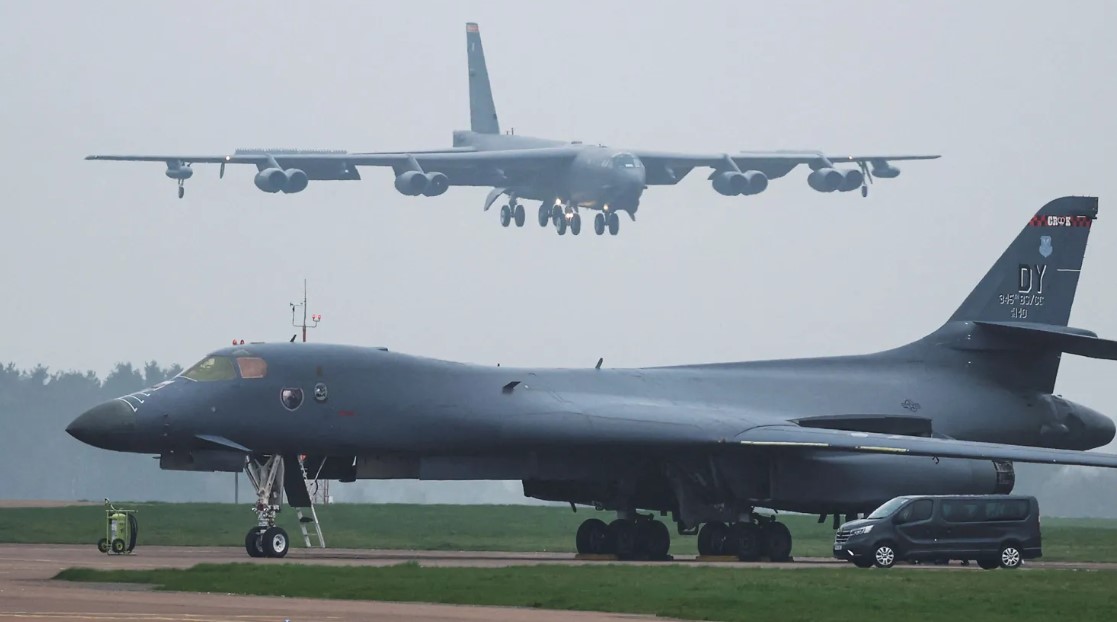 Pengebom B-1B Lancer dan B-52H Superfortress USAF di RAF Fairford Inggris