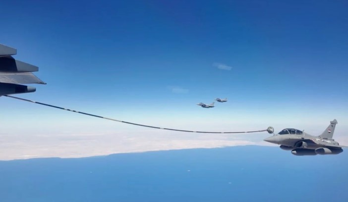 Pesawat Tanker YY-20 mengisi bahan bakar di udara ke Rafale Mesir