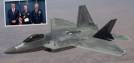 Pilot F-22 mendapat penghargaan setelah selamatkan pesawat ini