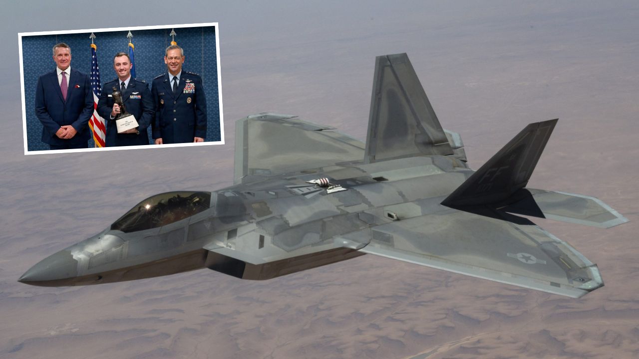 Pilot F-22 mendapat penghargaan setelah selamatkan pesawat ini
