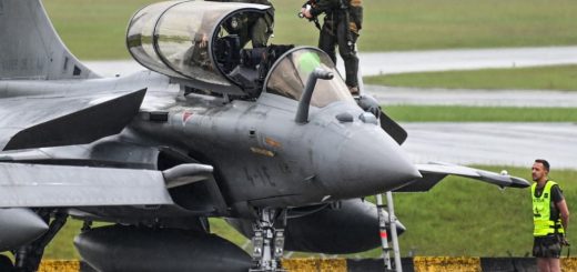 Pilot dan teknisi jet tempur Rafale Angkatan Udara dan Antariksa Prancis