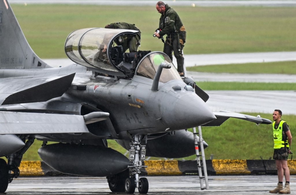 Pilot dan teknisi jet tempur Rafale Angkatan Udara dan Antariksa Prancis