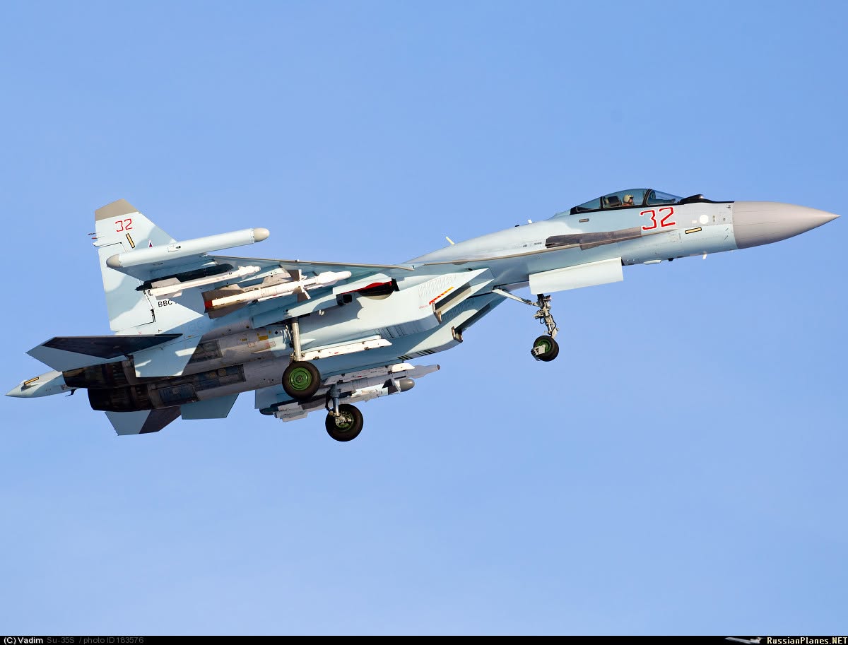 Su-35 dengan Khibinyi EW di sayapnya