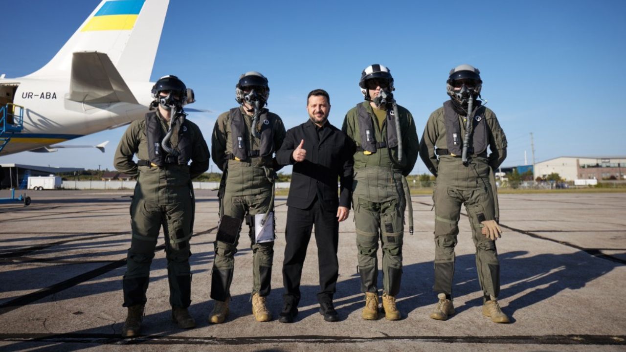 Zelensky tinjau pelatihan pilot F-16 dan Gripen Ukraina di Kanada