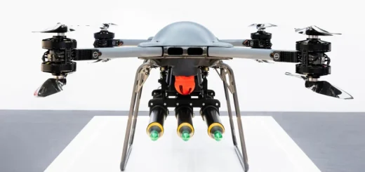 Drone quadcopter TRV-150 bersenjata tiga roket APKWS.