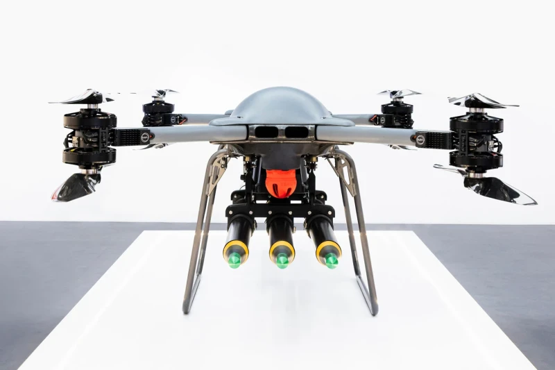 Drone quadcopter TRV-150 bersenjata tiga roket APKWS.