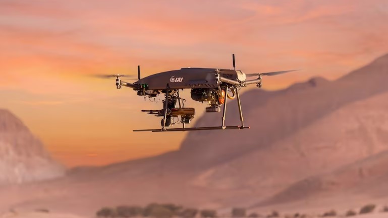 Drone quadcopter dilengkapi senapan mesin M250