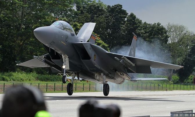 F-15SG Singapura mendarat di jalan raya.