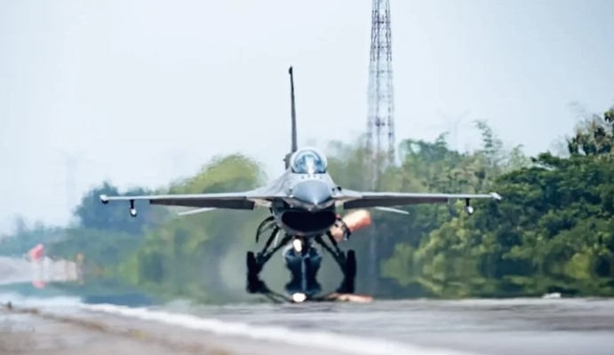 F-16 TNI AU mendarat di jalan tol Paspro
