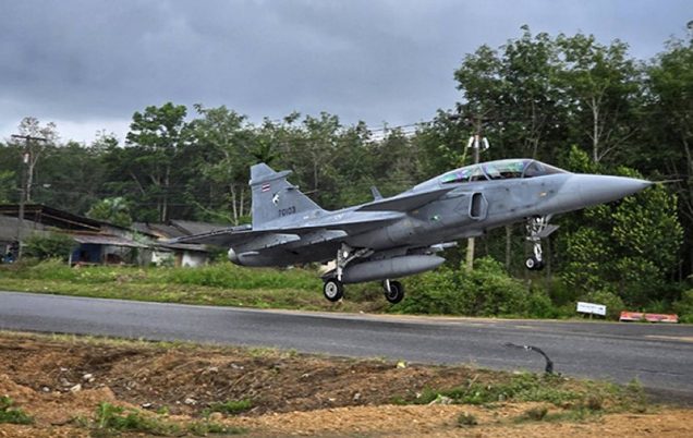 Jet tempur Gripen Angkatan Udara Thailand mendarat di jalan raya