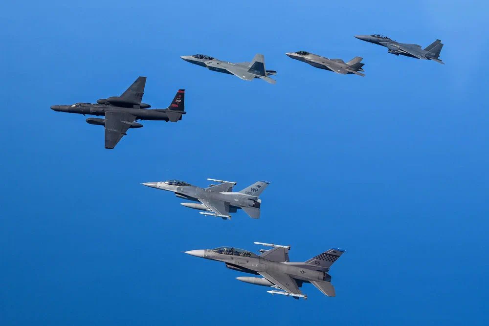KF-21 Boramae terbang formasi dengan U-2 Dragon Lady