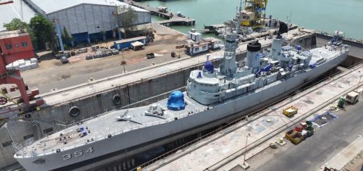 KRI Oswald Siahaan-354 menjalani MRO di PT PAL.