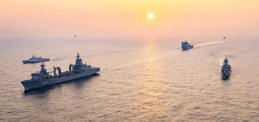 KRI SIM-367 berlatih dengan tiga kapal perang Australia