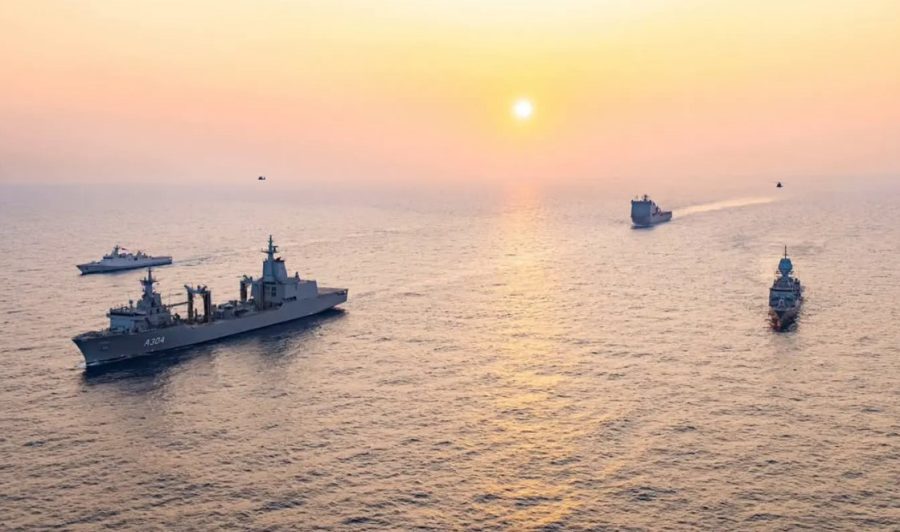 KRI SIM-367 berlatih dengan tiga kapal perang Australia